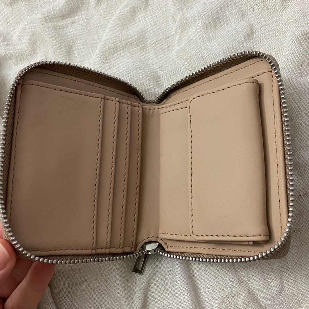 Guess Wallet - Picture 2 of 3